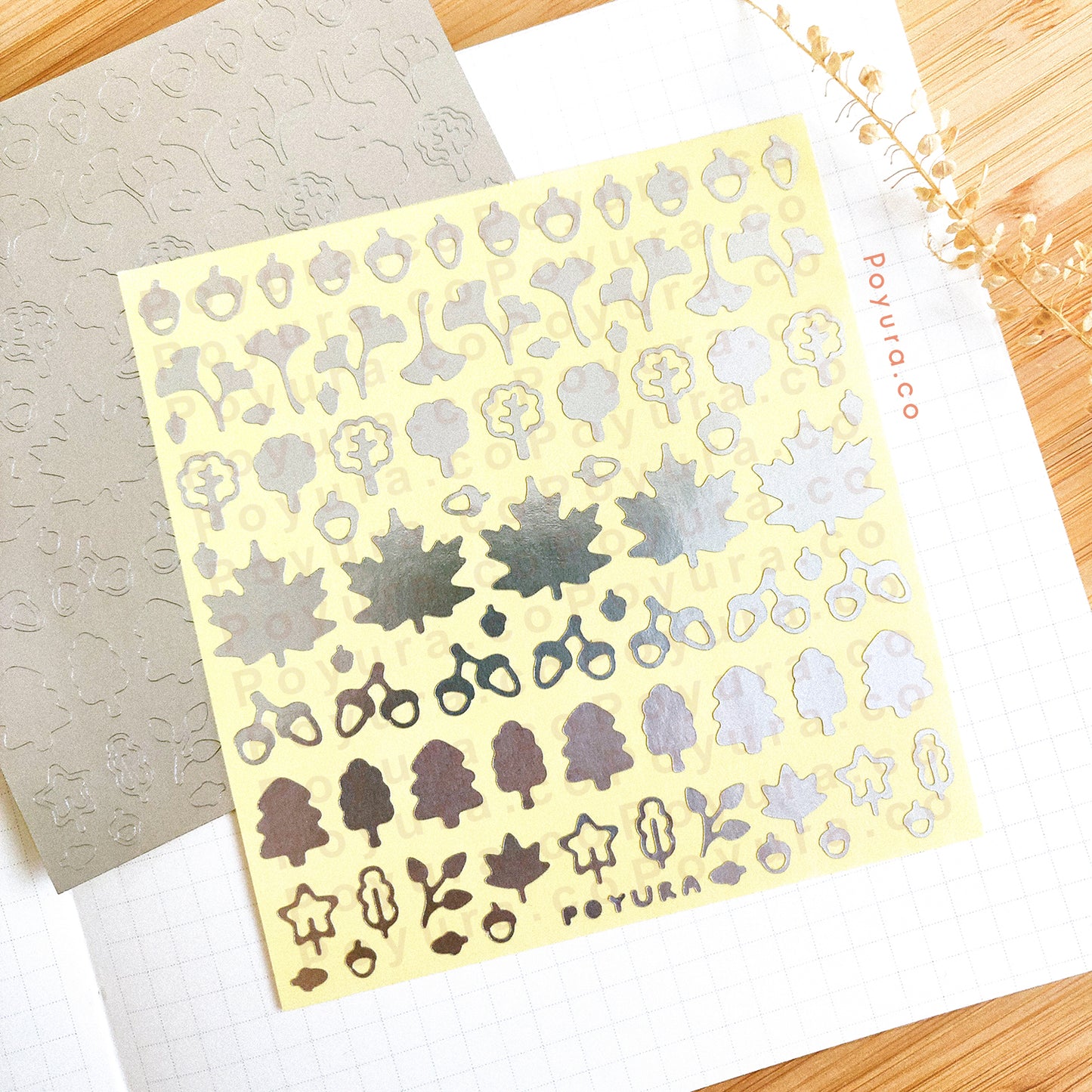 Borderless sticker with leaf and acorn cutouts in silver foil